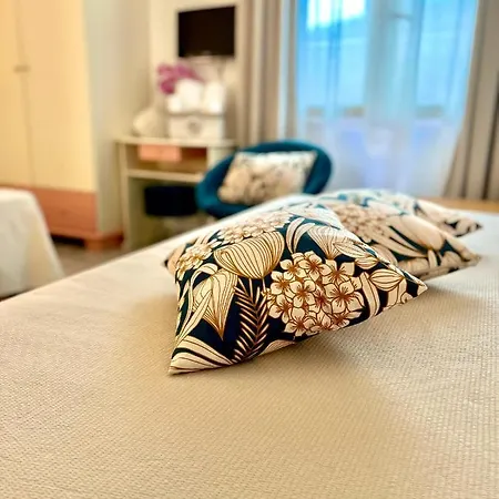 מלון Cala Di Seta 3*